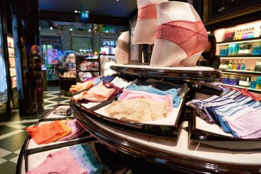 MILAN, İtalya - CIRCA NOVEMBER, 2017: Victoria 's Secret mağazasının içi. Victoria 's Secret bir Amerikan iç çamaşırı, giysi ve güzellik perakendecisi..