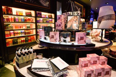 MILAN, İtalya - CIRCA NOVEMBER, 2017: Victoria 's Secret mağazasının içi. Victoria 's Secret bir Amerikan iç çamaşırı, giysi ve güzellik perakendecisi..