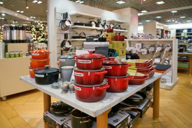 ROME, ITALY - CIRCA NOVEMBER, 2017: Le Creuset yemek malzemeleri Roma 'daki Rinascente mağazasında sergilendi.