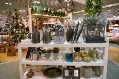 ROME, ITALY - CIRCA Kasım 2017: Roma 'daki Rinascente mağazasının içi.