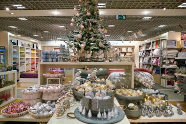 ROME, ITALY - CIRCA Kasım 2017: Roma 'daki Rinascente mağazasının içi.