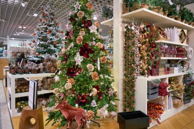 ROME, ITALY - CIRCA Kasım 2017: Roma 'daki Rinascente mağazasının içi.