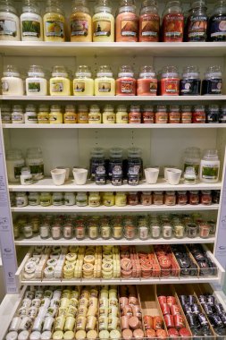 ROME, ITALY - CIRCA Kasım 2017: Roma 'daki Rinascente mağazasının içi.