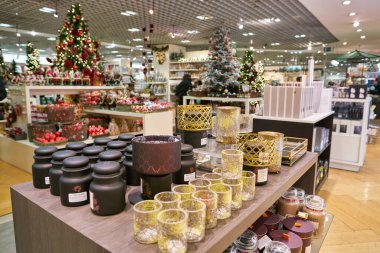 ROME, ITALY - CIRCA Kasım 2017: Roma 'daki Rinascente mağazasının içi.