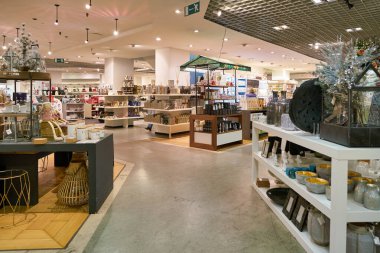 ROME, ITALY - CIRCA Kasım 2017: Roma 'daki Rinascente mağazasının içi.