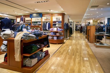 ROME, ITALY - CIRCA Kasım 2017: Roma 'daki Rinascente mağazasının içi.