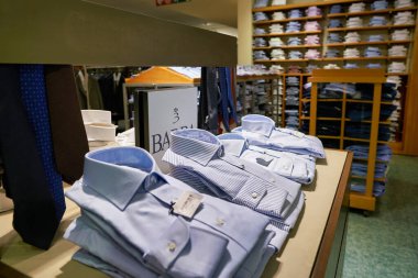 ROME, ITALY - CIRCA Kasım 2017: Roma 'daki Rinascente mağazasının içi.