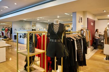 ROME, ITALY - CIRCA Kasım 2017: Roma 'daki Rinascente mağazasının içi.