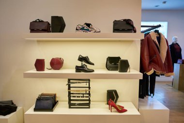 ROME, ITALY - CIRCA Kasım 2017: Roma 'daki Rinascente mağazasının içi.