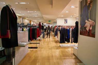 ROME, ITALY - CIRCA Kasım 2017: Roma 'daki Rinascente mağazasının içi.