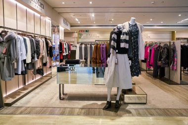 ROME, ITALY - CIRCA Kasım 2017: Roma 'daki Rinascente mağazasının içi.