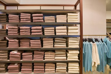 ROME, ITALY - CIRCA Kasım 2017: Roma 'daki Rinascente mağazasının içi.