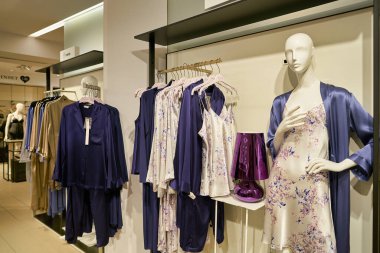 ROME, ITALY - CIRCA Kasım 2017: Roma 'daki Rinascente mağazasının içi.