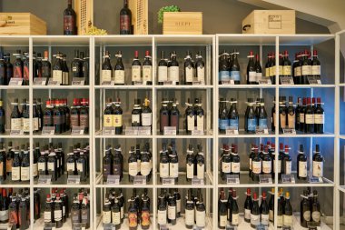 ROMA, İTALYA - CIRCA Kasım 2017: Roma 'daki Rinascente mağazasında sergilenen şişeler.