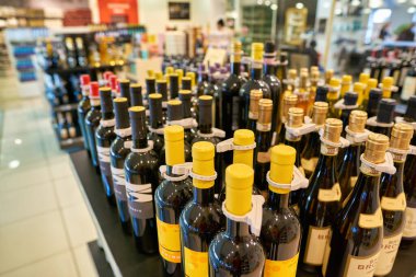 ROMA, İTALYA - CIRCA Kasım 2017: Roma 'daki Rinascente mağazasında sergilenen şişeler.