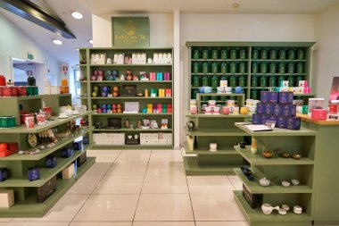 ROMA, İTALYA - CIRCA Kasım 2017: Roma 'daki Rinascente mağazasında sergilenen mallar.