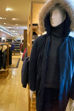 ROME, ITALY - CIRCA NOVEMBER, 2017: Roma 'daki Rinascente mağazasında dış giyim sergilendi.