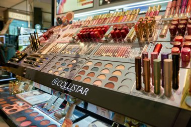 ROME, ITALY - CIRCA NOVEMBER, 2017: Roma 'daki Rinascente mağazasında makyaj ürünleri sergileniyor.