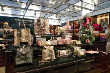 MILAN, İtalya - CIRCA NOVEMBER, 2017: Victoria 's Secret mağazasının içi. Victoria 's Secret bir Amerikan iç çamaşırı, giysi ve güzellik perakendecisi..