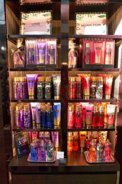 MILAN, İtalya - CIRCA NOVEMBER, 2017: Victoria 's Secret mağazasının içi. Victoria 's Secret bir Amerikan iç çamaşırı, giysi ve güzellik perakendecisi..