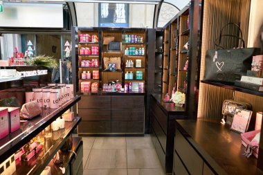 MILAN, İtalya - CIRCA NOVEMBER, 2017: Victoria 's Secret mağazasının içi. Victoria 's Secret bir Amerikan iç çamaşırı, giysi ve güzellik perakendecisi..