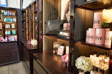 MILAN, İtalya - CIRCA NOVEMBER, 2017: Victoria 's Secret mağazasının içi. Victoria 's Secret bir Amerikan iç çamaşırı, giysi ve güzellik perakendecisi..