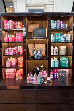 MILAN, İtalya - CIRCA NOVEMBER, 2017: Victoria 's Secret mağazasının içi. Victoria 's Secret bir Amerikan iç çamaşırı, giysi ve güzellik perakendecisi..