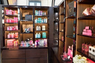 MILAN, İtalya - CIRCA NOVEMBER, 2017: Victoria 's Secret mağazasının içi. Victoria 's Secret bir Amerikan iç çamaşırı, giysi ve güzellik perakendecisi..