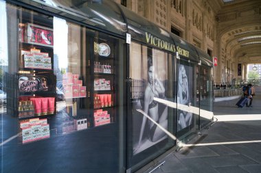 MILAN, İtalya - CIRCA NOVEMBER, 2017: Milano Centrale tren istasyonundaki Victoria 's Secret mağazası. Victoria 's Secret bir Amerikan iç çamaşırı, giysi ve güzellik perakendecisi..
