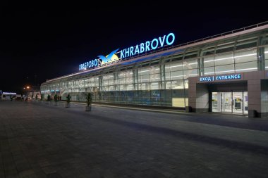 KHRABROVO, RUSSIA - CIRCA SEPTEMBER, 2018: Geceleri Khrabrovo Havaalanı 'nın sokak seviyesi görüntüsü.