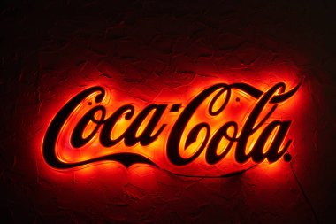 MOSCOW, RUSSIA - CIRCA SEPTEMBER, 2018: Bir duvarda görülen Coca-Cola işaretinin yakın plan çekimi. 