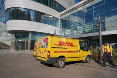 MOSCOW, RUSSIA - CIRCA EPTEMBER, 2018: DHL minibüsleri gün içinde Moskova şehir merkezinde park halinde görüldü.
