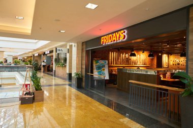 MOSCOW, RUSSIA - CIRCA EPTEMBER, 2018: Moskova 'daki Afimall City alışveriş merkezindeki TGI FRIDAYS restoranına giriş
