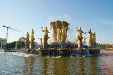 MOSCOW, RUSSIA - CIRCA SEPTEMBER, 2018: Moskova 'da Ulusal Ekonominin Başarı Sergisi' ndeki Halkların Dostluk Çeşmesinin sokak seviyesi görünümü.