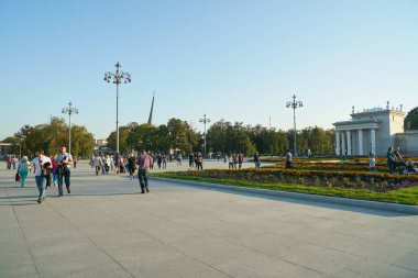MOSCOW, RUSSIA - CIRCA SEPTEMBER, 2018: Moskova 'da Ulusal Ekonominin Başarı Sergisi' nin sokak seviyesi görünümü.