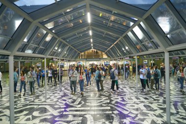 MOSCOW, RUSSIA - CIRCA SEPTEMBER, 2018: Atrium alışveriş merkezi ile Moskova Kurskaya tren istasyonu arasındaki yaya köprüsündeki insanlar.