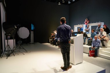 COLOGNE, ALMANY - CIRCA EPTEMBER, 2018: Photokina Exhibition 'daki atmosfer. Photokina, Avrupa 'da fotoğraf ve görüntüleme endüstrisi için düzenlenen bir ticaret fuarıdır..