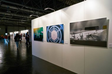 COLOGNE, Almanya - CIRCA EPTEMBER, 2018: Photokina Exhibition 'ın iç çekimi. Photokina, Avrupa 'da fotoğraf ve görüntüleme endüstrisi için düzenlenen bir ticaret fuarıdır..