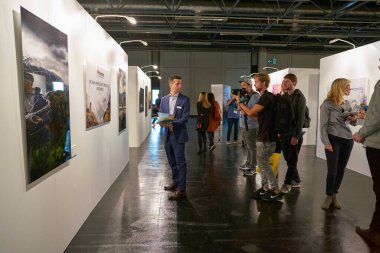 COLOGNE, Almanya - CIRCA EPTEMBER, 2018: Photokina Exhibition 'ın iç çekimi. Photokina, Avrupa 'da fotoğraf ve görüntüleme endüstrisi için düzenlenen bir ticaret fuarıdır..