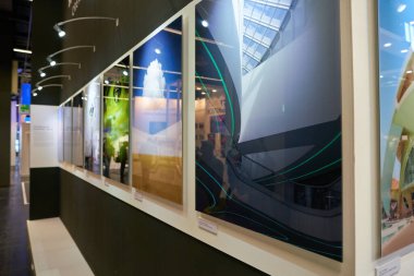 COLOGNE, Almanya - CIRCA EPTEMBER, 2018: Photokina Exhibition 'ın iç çekimi. Photokina, Avrupa 'da fotoğraf ve görüntüleme endüstrisi için düzenlenen bir ticaret fuarıdır..