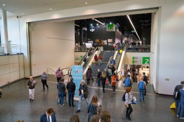 COLOGNE, Almanya - CIRCA EPTEMBER, 2018: Photokina Exhibition 'ın iç çekimi. Photokina, Avrupa 'da fotoğraf ve görüntüleme endüstrisi için düzenlenen bir ticaret fuarıdır..