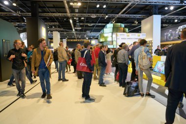 COLOGNE, ALMANY - CIRCA EPTEMBER, 2018: Photokina Sergisi 'nde Nikon uzayı. Photokina, Avrupa 'da fotoğraf ve görüntüleme endüstrisi için düzenlenen bir ticaret fuarıdır..