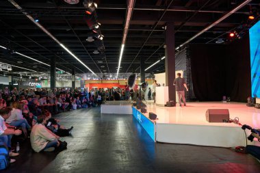 COLOGNE, ALMANY - CIRCA EPTEMBER, 2018: Photokina Exhibition 'daki atmosfer. Photokina, Avrupa 'da fotoğraf ve görüntüleme endüstrisi için düzenlenen bir ticaret fuarıdır..