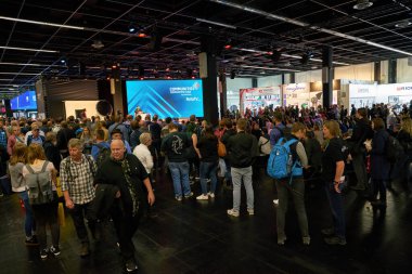 COLOGNE, ALMANY - CIRCA EPTEMBER, 2018: Photokina Exhibition 'daki atmosfer. Photokina, Avrupa 'da fotoğraf ve görüntüleme endüstrisi için düzenlenen bir ticaret fuarıdır..