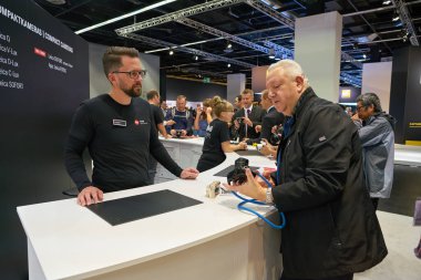 COLOGNE, Almanya - CIRCA EPTEMBER, 2018: Photokina Exhibition 'daki Leica alanı. Photokina, Avrupa 'da fotoğraf ve görüntüleme endüstrisi için düzenlenen bir ticaret fuarıdır..