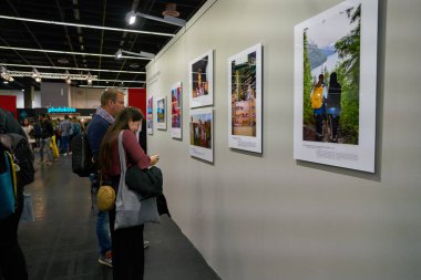 COLOGNE, Almanya - CIRCA EPTEMBER, 2018: Photokina Exhibition 'ın iç çekimi. Photokina, Avrupa 'da fotoğraf ve görüntüleme endüstrisi için düzenlenen bir ticaret fuarıdır..