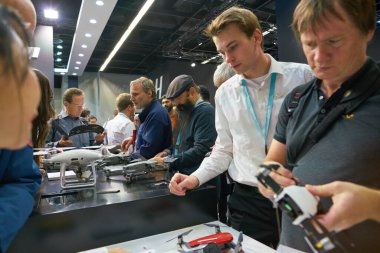 COLOGNE, Almanya - CIRCA EPTEMBER, 2018: Photokina Exhibition 'da DJI alanı. Photokina, Avrupa 'da fotoğraf ve görüntüleme endüstrisi için düzenlenen bir ticaret fuarıdır..