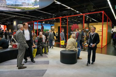 COLOGNE, ALMANY - CIRCA EPTEMBER, 2018: Photokina Exhibition 'daki atmosfer. Photokina, Avrupa 'da fotoğraf ve görüntüleme endüstrisi için düzenlenen bir ticaret fuarıdır..