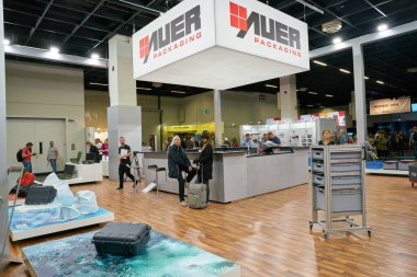 COLOGNE, ALMANY - CIRCA EPTEMBER, 2018: Photokina Exhibition 'daki atmosfer. Photokina, Avrupa 'da fotoğraf ve görüntüleme endüstrisi için düzenlenen bir ticaret fuarıdır..