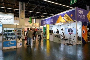 COLOGNE, ALMANY - CIRCA EPTEMBER, 2018: Photokina Exhibition 'daki atmosfer. Photokina, Avrupa 'da fotoğraf ve görüntüleme endüstrisi için düzenlenen bir ticaret fuarıdır..